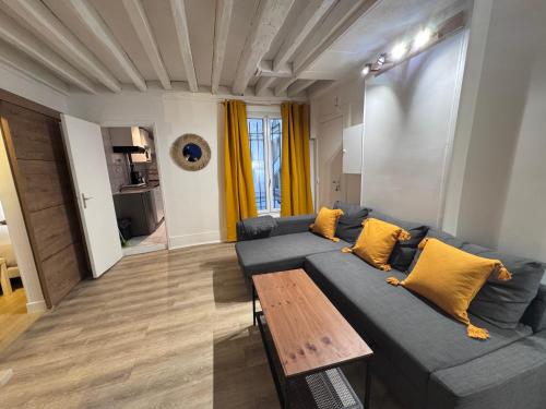 - un salon avec un canapé bleu et une table en bois dans l'établissement Flat in the center of Paris, à Paris