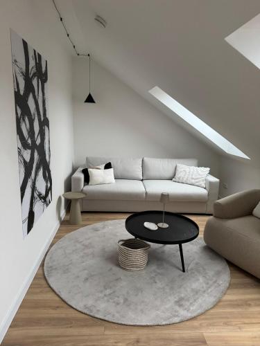 a living room with a couch and a table at ApartNaest Radeberg - vollausgestattete 1 - 4 Zimmer Apartments I 24h flexibler mobiler Check-in via Link I Parkplatz auf Anfrage I Platz für bis zu 60 Personen in Radeberg