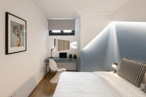 Innovative 2-BR futuristic flat in Ladadika