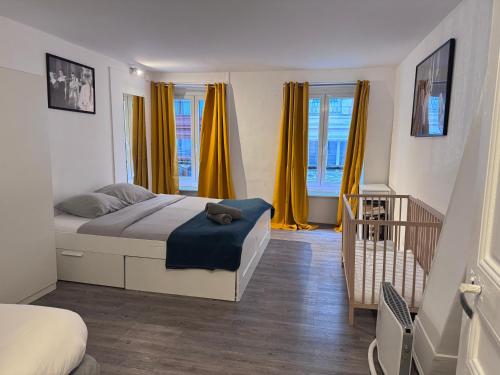 - une chambre avec un lit et des rideaux jaunes dans l'établissement Central Flat for 7, à Paris