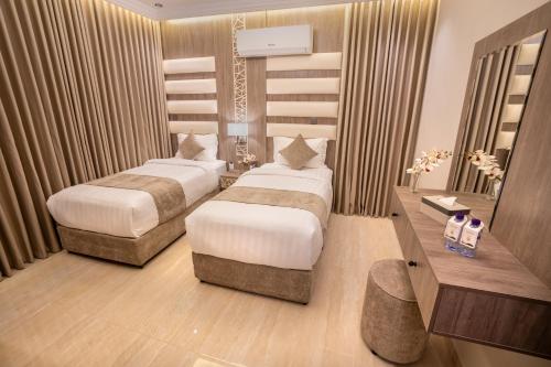 Giường trong phòng chung tại روزة الخليج للشقق المخدومة