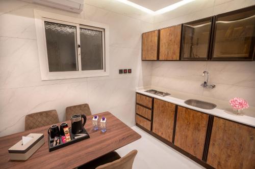 Nhà bếp/bếp nhỏ tại روزة الخليج للشقق المخدومة