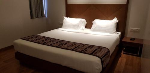 Postel nebo postele na pokoji v ubytování Hotel Leafio Marigold-Near Airport