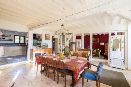 une salle à manger avec une table et des chaises dans l'établissement La Ruchaude Enchantée - Grand jardin et sauna, à Chevillon