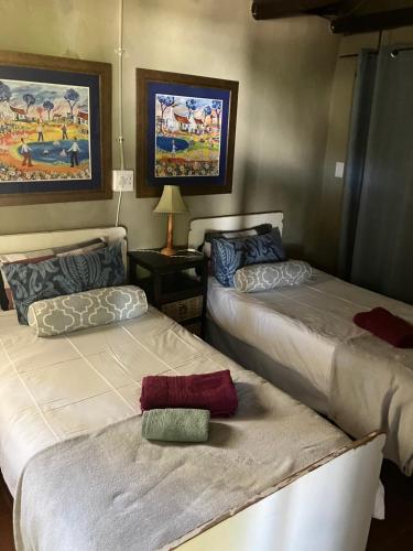 two beds sitting in a room with at Carneddie cottage-garden in Bredasdorp
