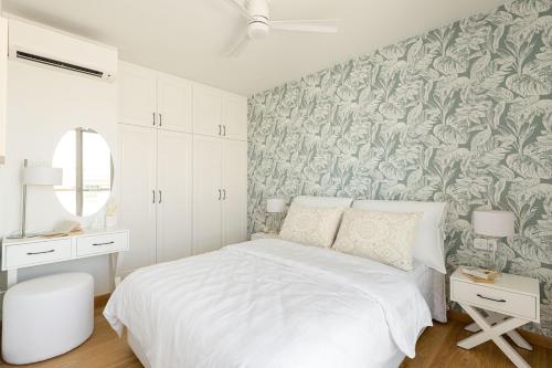 Gorgeous exclusive penthouse next to the seafront