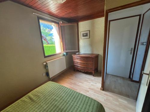 - une chambre avec un lit, une fenêtre et une commode dans l'établissement Chambre sur St hilaire du touvet, à Saint-Hilaire