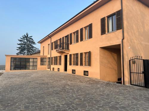 科斯蒂廖莱达斯蒂Casa Bianchetti的前面有车道的大建筑