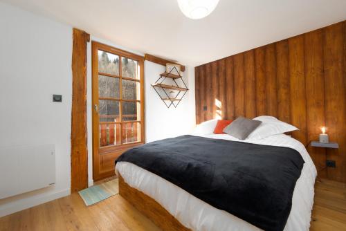 une chambre avec un grand lit et une fenêtre dans l'établissement The Loft, à Saint-Gervais-les-Bains