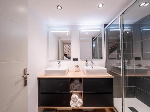 une salle de bain avec deux lavabos et une douche dans l'établissement The Loft, à Saint-Gervais-les-Bains