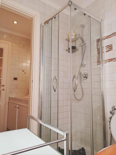 a shower with a glass door in a bathroom at Alloggio nella Villa dell'Edera in Acqui Terme