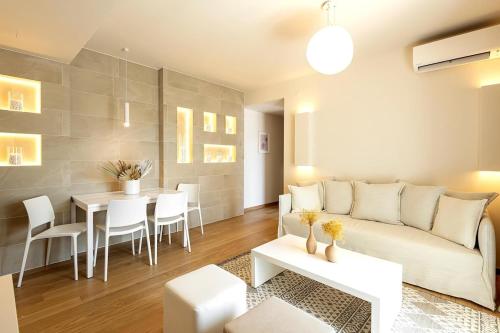 Serene city-center penthouse in prominent location