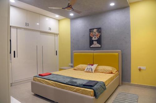 Postel nebo postele na pokoji v ubytování Amara Bari - 3BHK, Gachibowli, Hyderabad