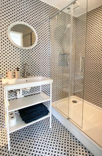 une salle de bain avec un lavabo et une douche dans l'établissement Joli studio vue sur Saône, à Caluire-et-Cuire