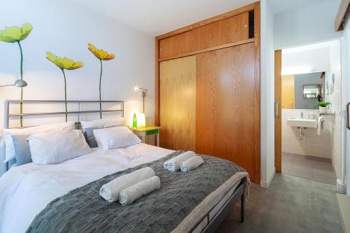 Ένα ή περισσότερα κρεβάτια σε δωμάτιο στο 1BR Apartment in the heart of nature near Seville with swimming pool and parking