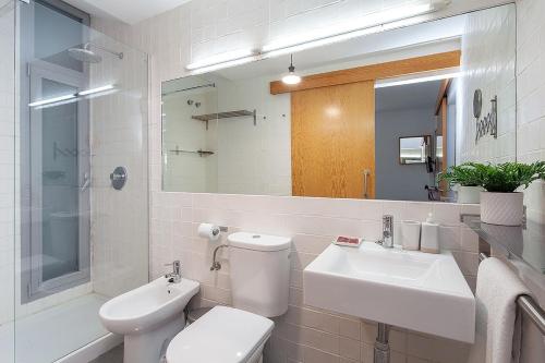 Ένα μπάνιο στο 1BR Apartment in the heart of nature near Seville with swimming pool and parking