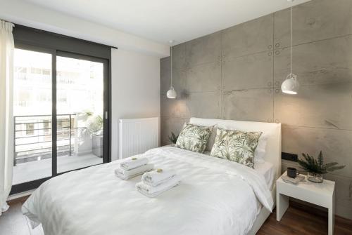 Innovative top floor breathtaking flat in Ladadika