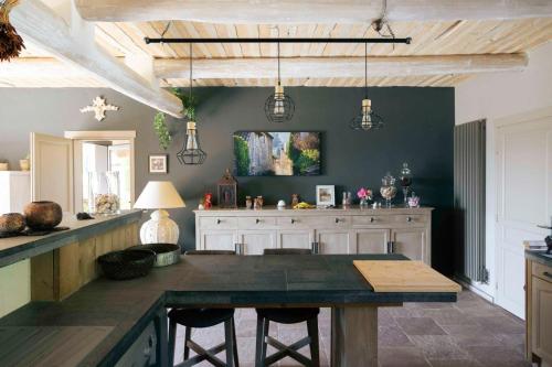 - une cuisine avec une grande table dans une pièce dans l'établissement L’Ecrin de Nature A haven of peace in the heart of Provence, à Saint-Saturnin-lès-Apt