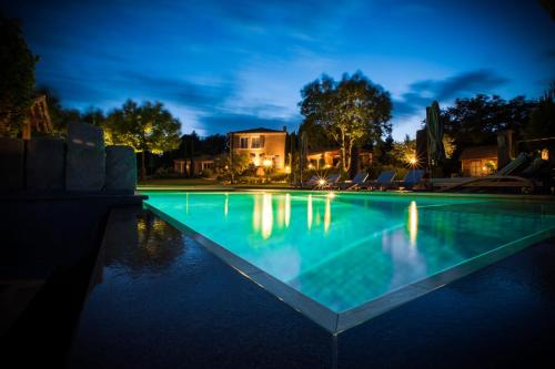 - une grande piscine éclairée la nuit dans l'établissement L’Ecrin de Nature A haven of peace in the heart of Provence, à Saint-Saturnin-lès-Apt