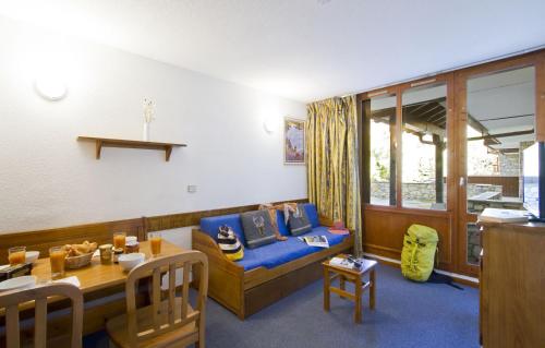 un salon avec un canapé et une table dans l'établissement Résidence Odalys Les Hauts du Rogoney, à Val dʼIsère
