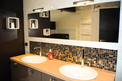 a bathroom with two sinks and a large mirror at Villa du Val d'Usiers in Bians-les-Usiers