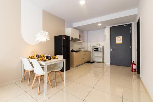 Una cocina o zona de cocina en Gaia Residence, Gamuda Gardens Rawang by Sleepy Bear
