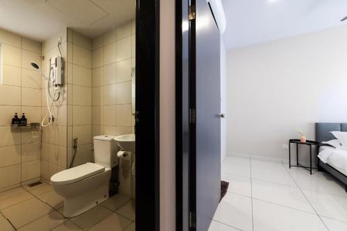 Un baño de Gaia Residence, Gamuda Gardens Rawang by Sleepy Bear
