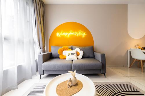 Zona de estar de Gaia Residence, Gamuda Gardens Rawang by Sleepy Bear