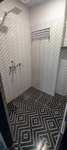 Ένα μπάνιο στο The Nomadique - Boys Only