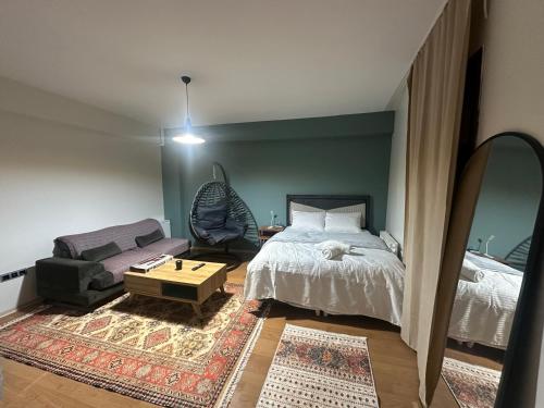 Un dormitorio con una cama, un sofá y un espejo. en Star otel, en Diyarbakir