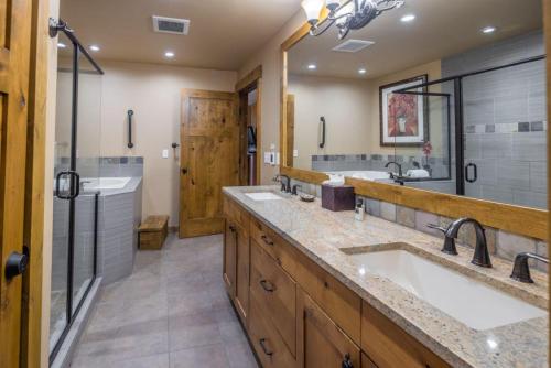 een badkamer met twee wastafels en een grote spiegel bij Suncadia Trailhead 1 Pet Friendly Condo 102 in Cle Elum