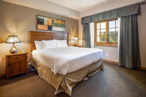 a bedroom with a large bed and a window at Suncadia Trailhead 1 Pet Friendly Condo 203 in Cle Elum