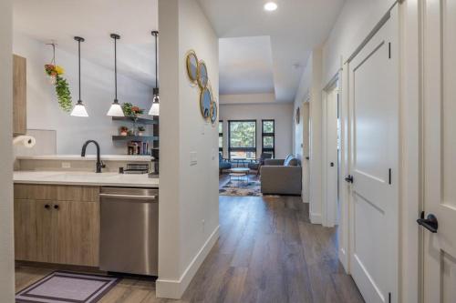 een keuken met een spoelbak en een aanrecht bij Suncadia Trailhead 2 Condo 215 in Cle Elum