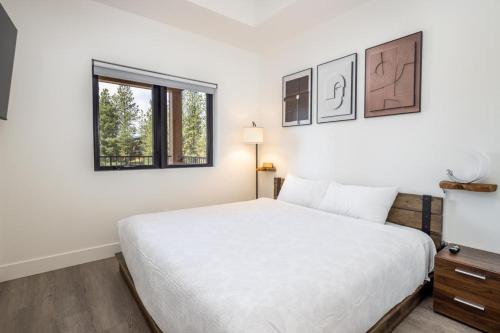 een slaapkamer met een wit bed en 2 ramen bij Suncadia Trailhead 2 Condo 215 in Cle Elum