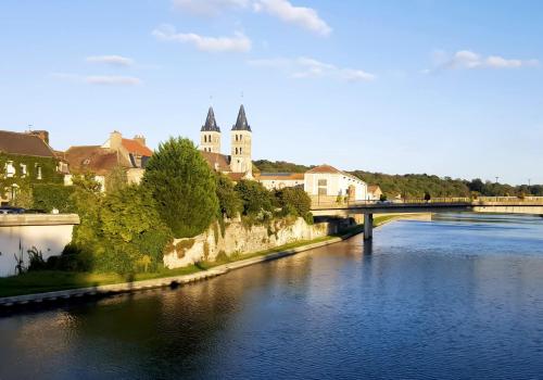 - une vue sur une rivière avec un pont et des bâtiments dans l'établissement Le Playboy Calme & Discreet, à Melun