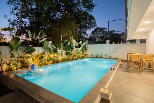 una piscina in mezzo a un cortile di ELIVAAS Villa Paraiso 4 BHK with Pool & Bar a Camorlim