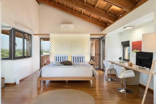 Ένα ή περισσότερα κρεβάτια σε δωμάτιο στο Annaniko Villa, amazing views, Spacious pools
