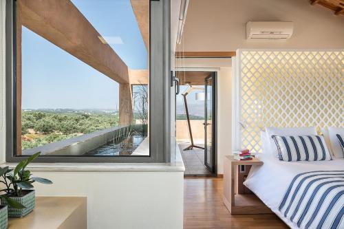 Ένα ή περισσότερα κρεβάτια σε δωμάτιο στο Annaniko Villa, amazing views, Spacious pools