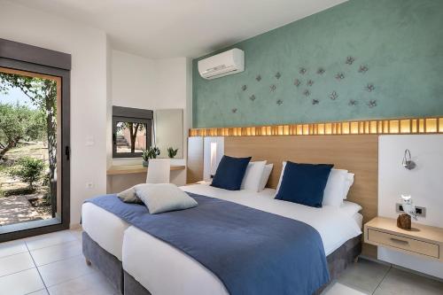 Ένα ή περισσότερα κρεβάτια σε δωμάτιο στο Annaniko Villa, amazing views, Spacious pools