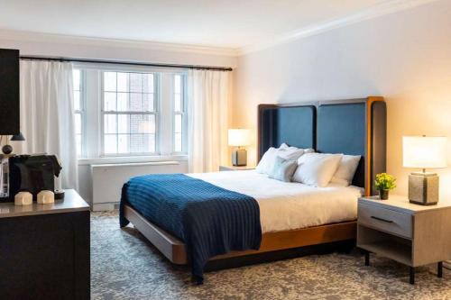 Postel nebo postele na pokoji v ubytování Hanover Inn Dartmouth