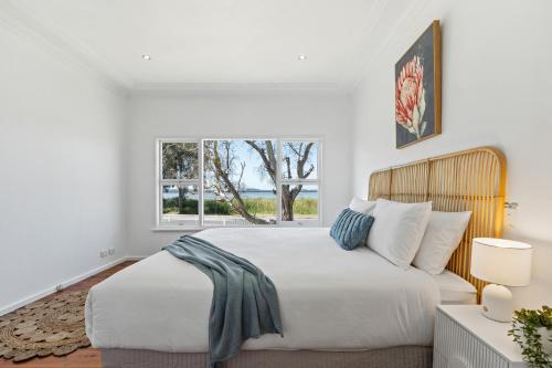 Ένα ή περισσότερα κρεβάτια σε δωμάτιο στο Waterfront Holiday Home