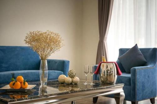 a living room with a blue couch and a coffee table at Tuần Châu Resort Hà Nội in Phùng Thôn
