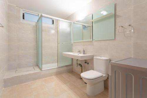 a bathroom with a toilet and a sink and a shower at Villa Bella Ena in Nea Dimmata