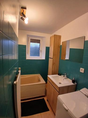 une salle de bain avec une baignoire et un lavabo dans l'établissement Apparemment à la campagne, à La Bourgonce