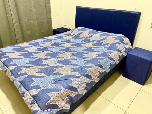 a blue bed with a blue comforter on it at Departamento cerca de todo en Cde in Ciudad del Este
