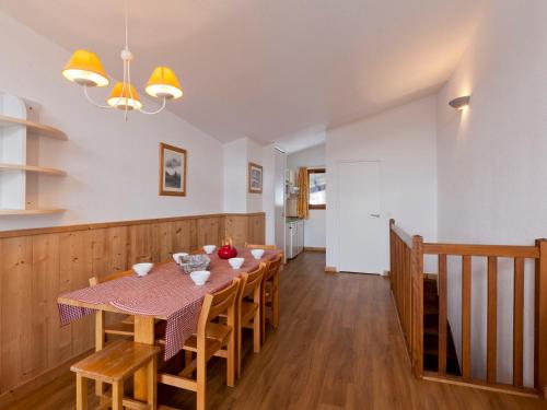 une cuisine et une salle à manger avec une table et des chaises dans l'établissement T3 2* Skis aux pieds, 9 pers, ascenseur et parking couvert - FR-1-513-8, à La Tania