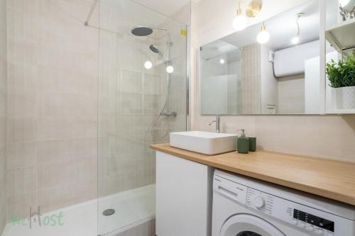 une salle de bain avec un lavabo et une machine à laver dans l'établissement Part Dieu Urban studio, à Lyon
