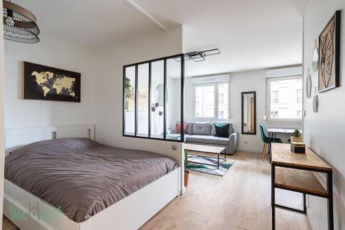 une chambre avec un lit et un bureau dans une pièce dans l'établissement Part Dieu Urban studio, à Lyon