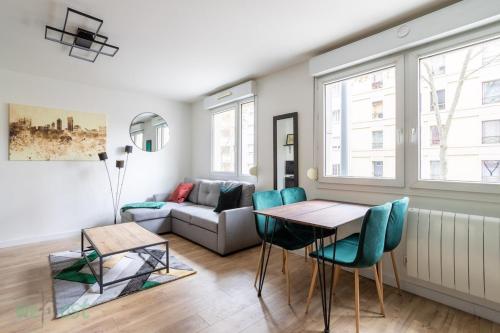 un salon avec une table, des chaises et un canapé dans l'établissement Part Dieu Urban studio, à Lyon