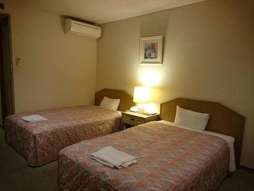 Gulta vai gultas numurā naktsmītnē Hotel Lakeland Hikone
